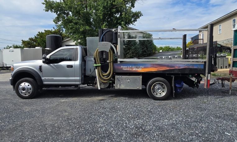 2022 Ford F-450 XLT 4X4 Diesel (650 Waste / 250 Water) Crescent Tank 900 Portable Restroom Service Truck