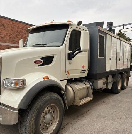 2017 Peterbilt 567 ( 6 Yard / 600 Water) Kaiser Premier Urban X Hydrovac and Air Excavation Truck w/ Automatic Trans